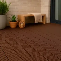 Harte-Flooring-deck-wpc-rayado-marronoscuro_mockup