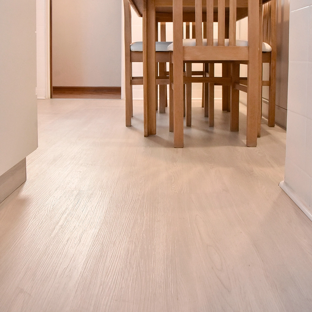 HarteFlooring-Pisos-SPC-Caoba-5mm-Ambientada2